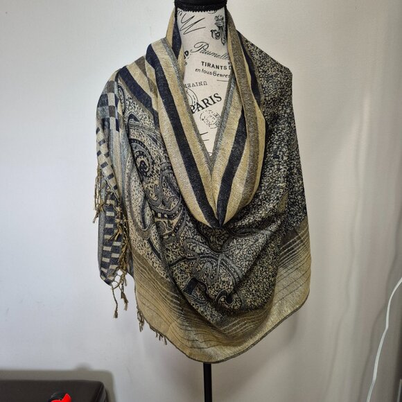 Wrap / Scarf - Picture 7 of 10